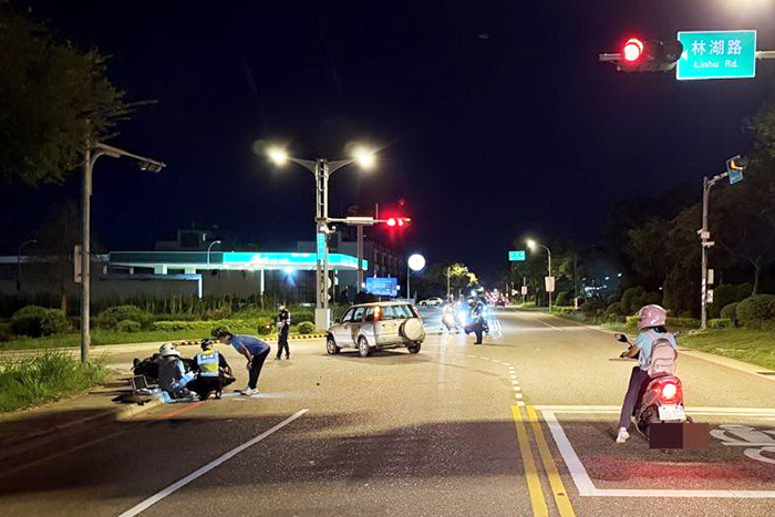 環島北路一段與林湖路口一輛自小客貨車與一輛機車發生碰撞。(金城分局提供)