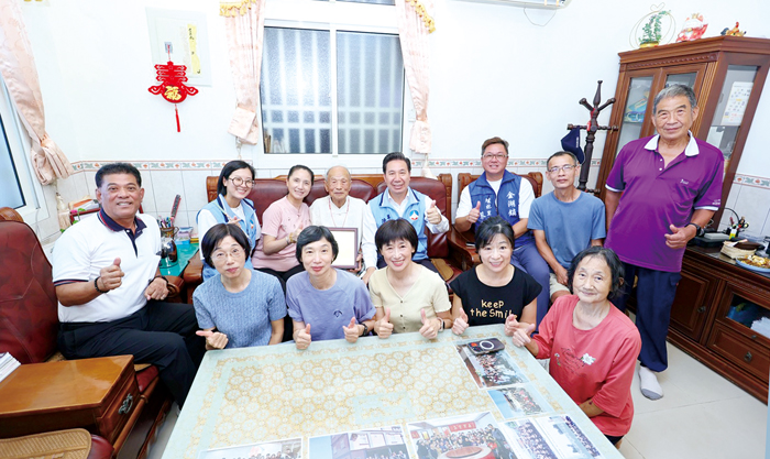 金門縣長陳福海偕夫人許梨羡昨前往金湖鎮與金沙鎮，親自探視多位百歲人瑞，為長者送上節日祝福與關懷之情。（薛子軒攝）