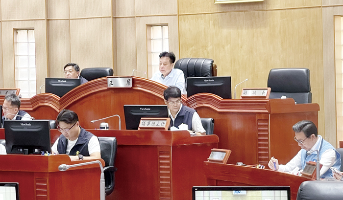 金門縣議會昨召開第八屆第十六次臨時會,由議長洪允典主持,縣長陳福海率領縣府各局處室一、二級主官列席備詢。(陳麗妤攝)