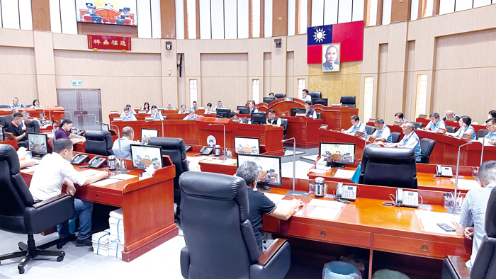 金門縣議會昨召開第八屆第十六次臨時會,由議長洪允典主持,縣長陳福海率領縣府各局處室一、二級主官列席備詢。(陳麗妤攝)