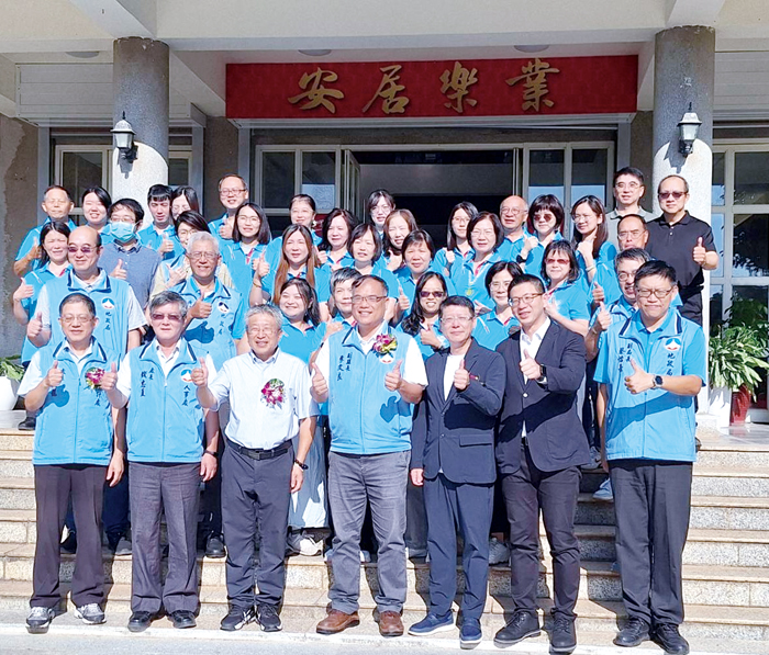 副縣長李文良與地政局全體合影。(蔡麗玉攝)