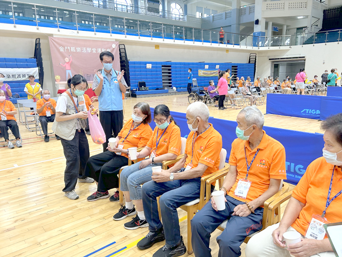樂活學堂運動會登場,縣府參議李廣榮代表陳縣長問候長輩。(許加泰攝)
