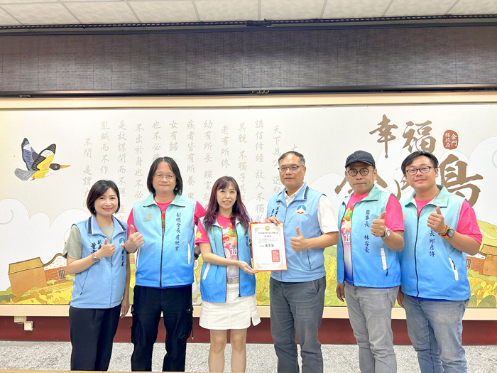 臺北市國小學生家長會聯合會拜會金門縣政府,總會長蕭雯謙(左三)致贈感謝狀,感謝副縣長李文良和教育處熱情接待。(許加泰攝)