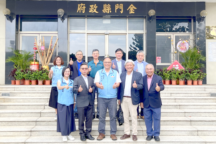 新加坡金門會館主席呂立岩率領新團隊拜會金門縣政府,與副縣長李文良、社會處長王茲繐等人會談。(莊煥寧攝)