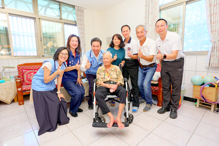 為弘揚敬老精神並表達對高齡長者的關懷,縣長陳福海於重陽節前夕親自走訪各鄉鎮探慰百歲人瑞,將祝福與溫暖送進長者家中,傳達縣府及社會的敬意與祝福,場面溫馨感人。(薛子軒攝)