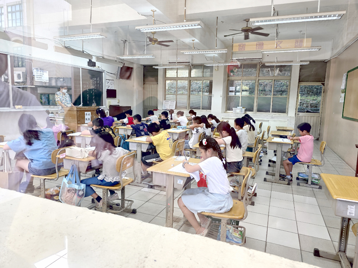 聯合盃作文比賽金門區初賽,參賽學生奮筆疾書。(許峻魁攝)