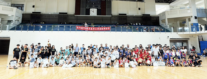金門縣114學年度中小學羽球錦標賽,國中小、高中優勝選手獲獎並合影。(中正國小提供)