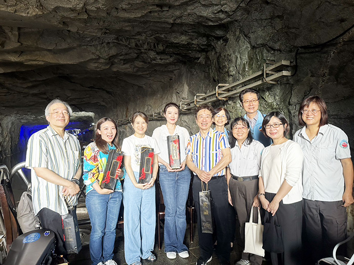 金門坑道音樂節演出前夕,為地區學生加場表演。(縣府提供)