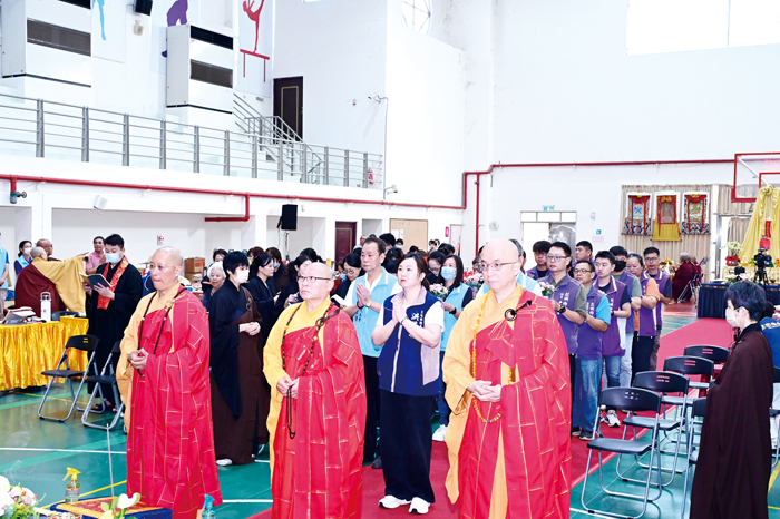 烈嶼鄉長洪若珊帶領鄉公所團隊、地方各界祈福。
(烈嶼鄉公所提供)