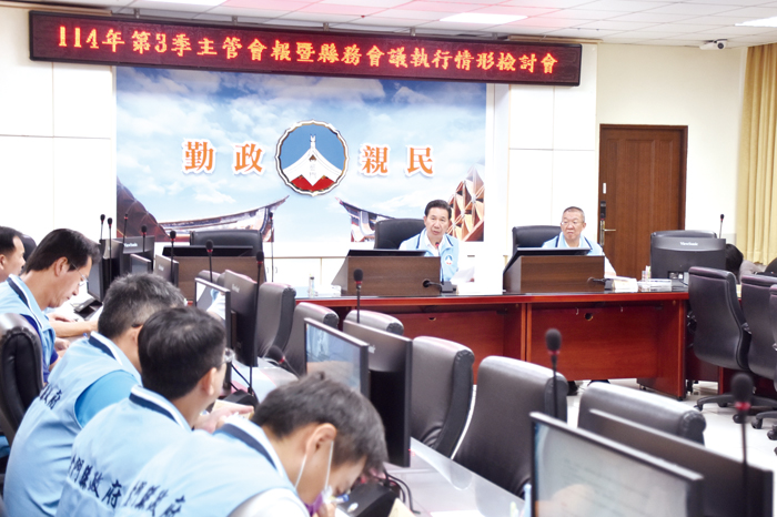 縣長陳福海期許團隊以專案思維突破瓶頸,全力推動產業經濟與基礎建設。(莊煥寧攝)