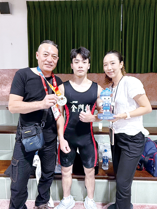 114年全國運動會舉重賽事在雲林縣盛大登場,金門縣代表隊舉重選手李宥均在男子61公斤級項目中勇奪銀牌,圖為李宥均獲獎後開心的與父母合照。(縣立體育場提供)