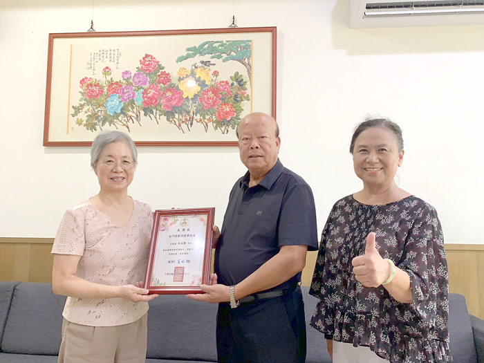 圓韵愛樂協會理事長翁維璐偕同常務理事劉湘金拜訪縣議員洪成發(中),致贈顧問聘書。(縣議員洪成發服務處提供)