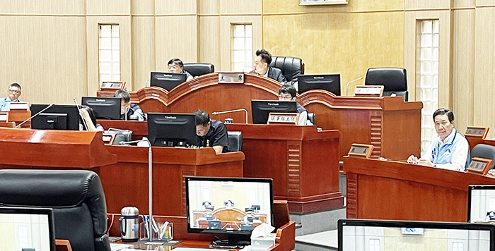 金門縣議會第八屆第十六次臨時會最後一天議程,由議長洪允典主持,縣長陳福海率領縣府團隊列席備詢。會中,共通過兩項臨時動議案,也為本次臨時會畫下圓滿句點。(陳麗妤攝)