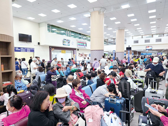 小三通連日停航，昨日水頭碼頭擠滿等候旅客。（許峻魁攝）