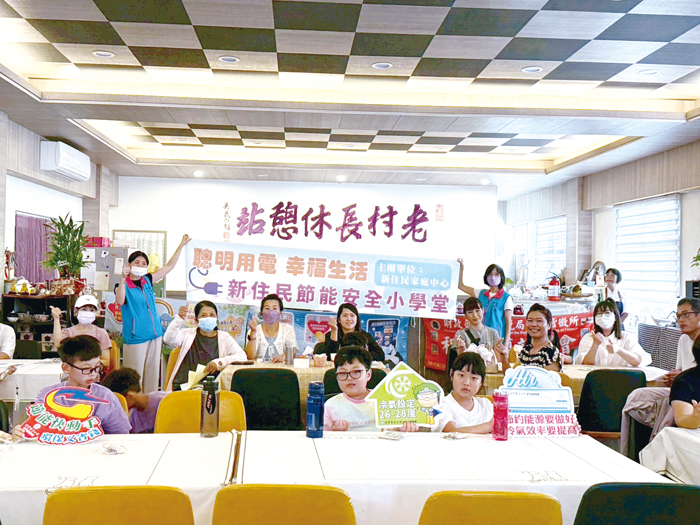 縣府在烈嶼青岐老村長休憩站辦節能小學堂。(縣府提供)