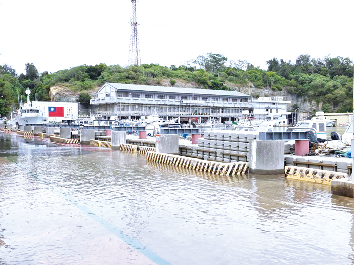適逢大潮，新湖漁港海水暴漲。（許峻魁攝）