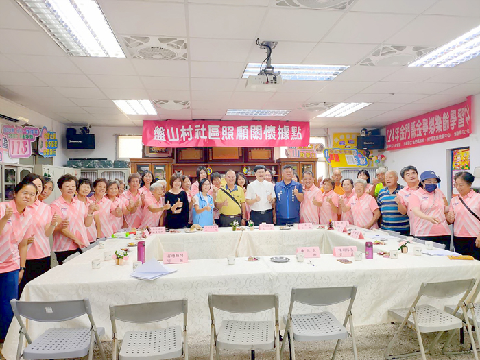 金點獎委員吳明儒、黃再興抵金並與社會處處長王茲繐、金寧鄉鄉長楊忠俊等展開入圍據點實地訪視。(縣府提供)