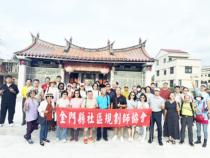 金門社區規劃師協會與國立金門大學聯合主辦「走讀東沙」活動,邀請王建華將軍親自導覽,帶民眾感受東沙聚落深厚的歷史脈絡與人文底蘊。(主辦單位提供)