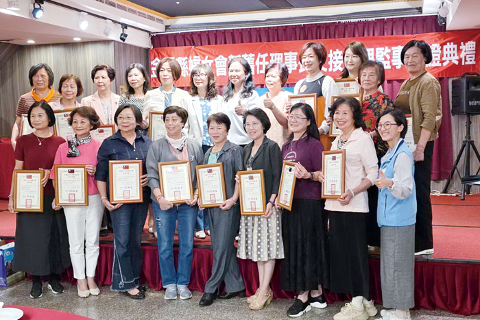 金門縣婦女會第22屆與第23屆新原任理事長交接,副縣長李文良代表縣長主持交接典禮,並頒發新任理事長劉湘金與理監事當選證書。(金門縣婦女會提供)