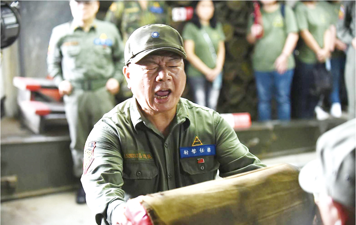 老兵重回獅山8吋榴砲前演練砲操,精練熟手,實在吸睛。(縣府提供)
