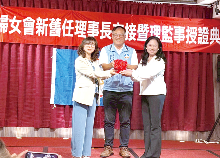 金門縣婦女會第22屆與第23屆新原任理事長交接,副縣長李文良代表縣長主持交接典禮,並頒發新任理事長劉湘金與理監事當選證書。(金門縣婦女會提供)