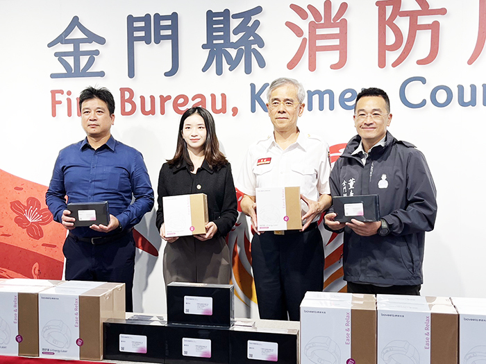 縣議員董森堡(右一),陪同親大哥董欣志(左一)及姪女董雨玟(左二)捐贈雷射肩頸U型舒緩儀及雷射照明手電筒,由消防局長呂英華(右二)代表受贈。(高凡淳攝)