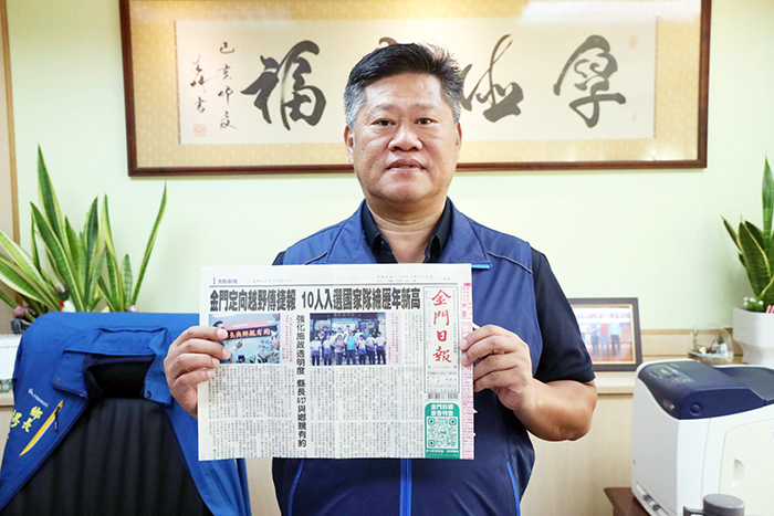 金寧鄉長楊忠俊賀金門日報創刊60周年。(蔡麗玉攝)