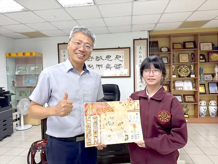 金城國中校長謝志偉賀學生詹紫涵(右)奪全國地理知識大賽銀牌。(翻攝於學校網站)