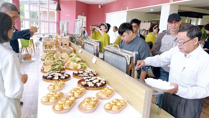 文化園區管理所「金獅苑蔬食餐廳」揭牌。(陳麗妤攝)