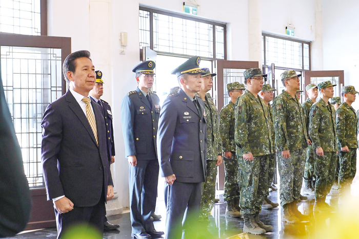 適逢古寧頭戰役76周年,金門防衛指揮部在太武山公墓舉行追悼紀念活動,縣長陳福海與指揮官黃先任虔誠祭拜在戰役中犧牲的將士。(薛子軒攝)