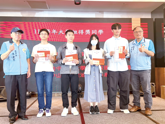 副縣長李文良和理事長陳金農頒發大學組獎學金。(陳永富提供)
