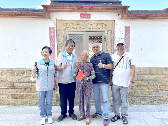 金沙鎮長吳有家、主席周水土慰問百歲人瑞。(金沙鎮公所提供)