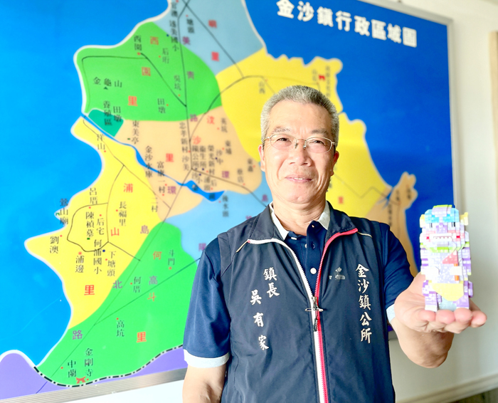 金沙鎮長吳有家祝福本報續寫下一個六十年榮耀篇章。(陳麗妤攝)