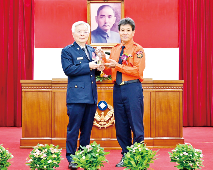 金湖義交中隊金沙分隊幹事王國棟榮獲全國績優義交,由警政署長張榮興親自頒獎表揚。(縣警局提供)