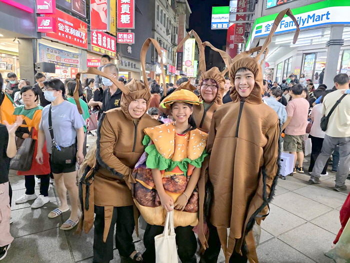 三隻小強圍著漢堡。(許峻魁攝)