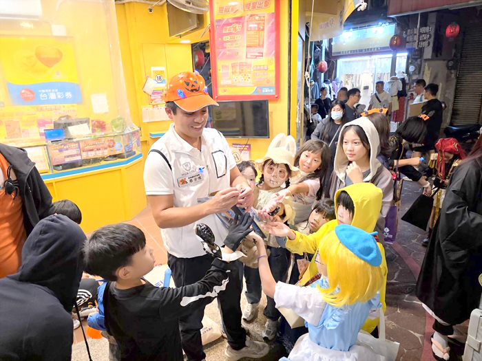 民代準備糖果,與鄉親同樂。(許峻魁攝)