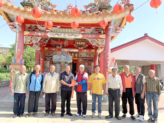 東坑清雲祖師廟醮慶,縣議員洪成發敬獻爐敬金。(洪議員服務處提供)