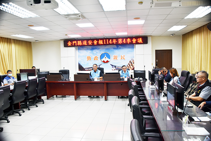 金門縣政府召開「114年第4季道路交通安全會報」,針對執法、工程與宣導等面向提出檢討與精進方向等議題進行全面檢討。(莊煥寧攝)