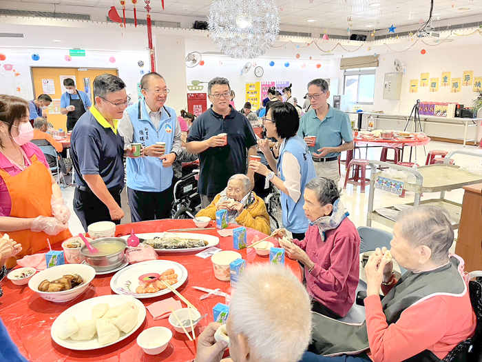 松柏園重陽慶祝活動,秘書長張瑞心代表縣府到場致意。(社會處提供)