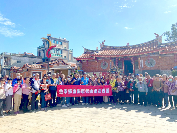 金寧鄉重陽節長者進香祈福。(蔡麗玉攝)