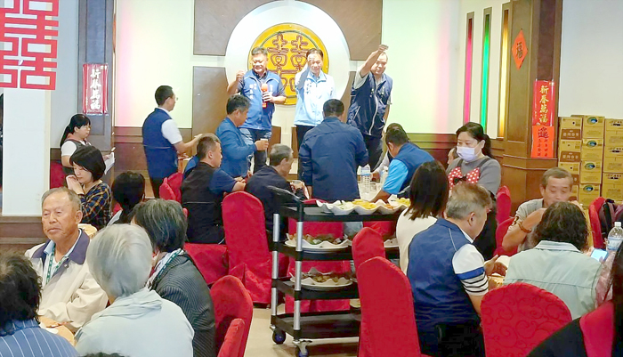 縣府參議陳金增暨金寧鄉長楊忠俊、鄉代會主席黃文欣祝長者佳節快樂。(蔡麗玉攝)