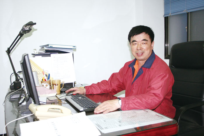 林怡種擔任金門日報總編輯時留影。(林怡種提供)