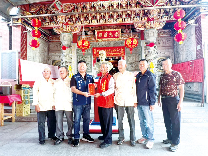 金寧鄉長楊忠俊(左三)前往西浦頭李光前廟敬獻爐敬金。(金寧鄉公所提供)