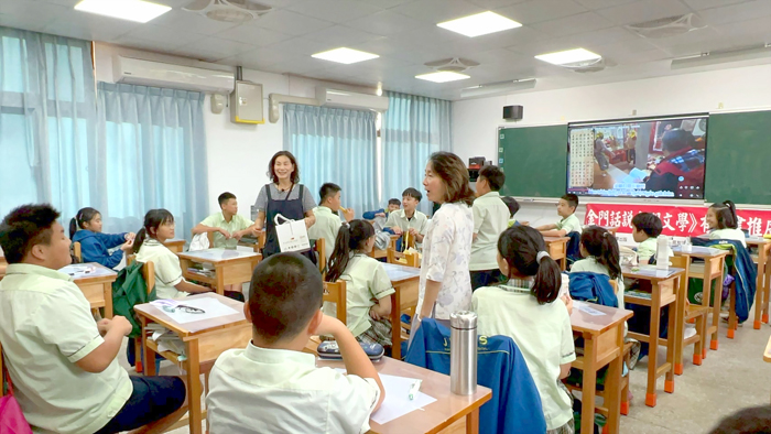 《金門話說金門文學》有聲書已出版,編著作者深入校園宣傳。(唐蕙韻老師提供)