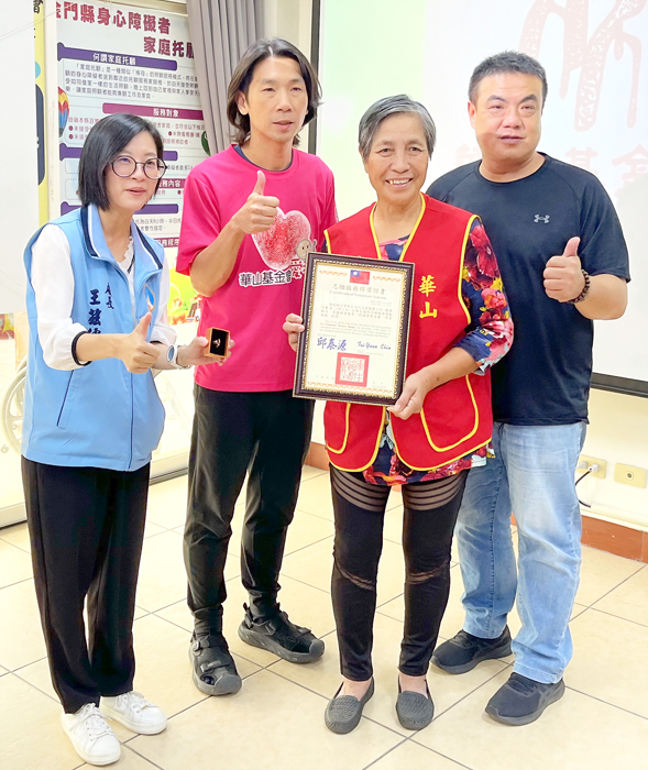 華山基金會金城天使站舉辦建站13週年感恩茶會,會中除頒發志工銅質獎給長期協助的陳玫瑰義工,亦特別為106歲人瑞陳阿嬤舉行人瑞撥穗儀式。(莊煥寧攝)