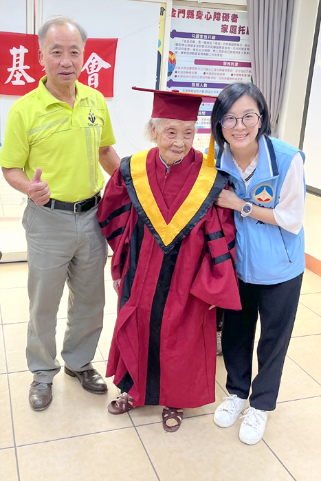 華山基金會金城天使站舉辦建站13週年感恩茶會,會中除頒發志工銅質獎給長期協助的陳玫瑰義工,亦特別為106歲人瑞陳阿嬤舉行人瑞撥穗儀式。(莊煥寧攝)