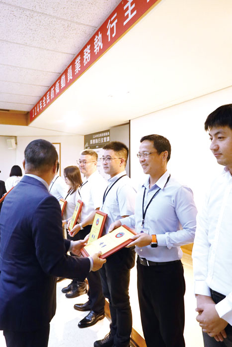 金門縣後備服務中心許澤鑫主任代表領取演習綜合實作優等獎項。(縣府提供)