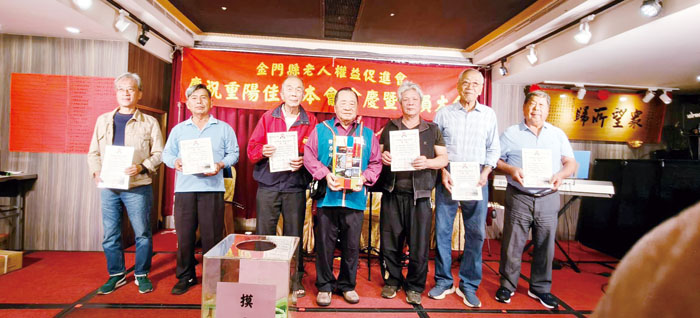 理事長許乃祥(左四)頒發績優會員,感謝為協會所付出。(縣老人權益促進會提供)