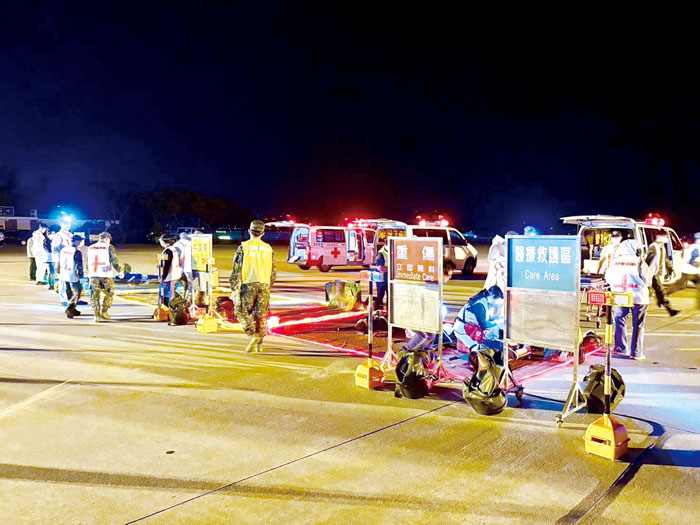 金門航空站舉行「機場內夜間空難災害防救演習」,參與人員約200人,場面逼真。(金門航空站提供)