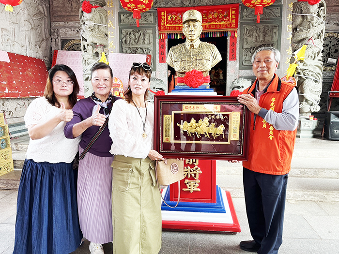 西浦頭已故村民莊天寶夫人翁璧羨(左三)和家人捐贈新台幣一百萬元予西浦頭李光前將軍廟及靈濟宮,完成先夫大愛的遺願。(高凡淳攝)